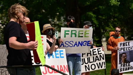 Des manifesants demandant la libération de Julian Assange