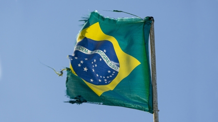 Drapeau du Brésil en lambeaux