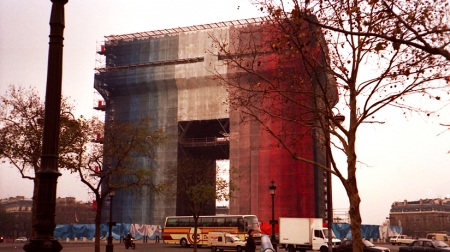 L'Arc de Triomphe et son échafaudage pendant la campagne de restauration de 1988