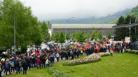 Le rassemblement devant la marie de la Léchère et la stèle dAmbroise Croizat