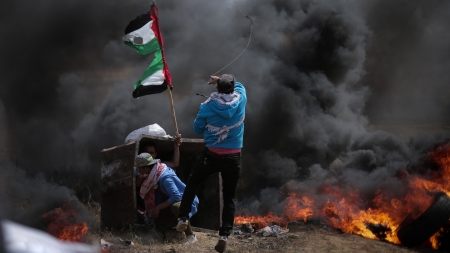 Palestiniens en lutte au milieu des flammes dans la bande de Gaza