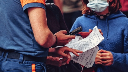 Protection civile scannant un Pass Sanitaire