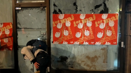 Une opération de collage d'affiches de la CGT à Paris le 28 avril 2022