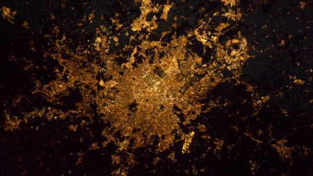 Vue de Paris depuis l'espace la nuit