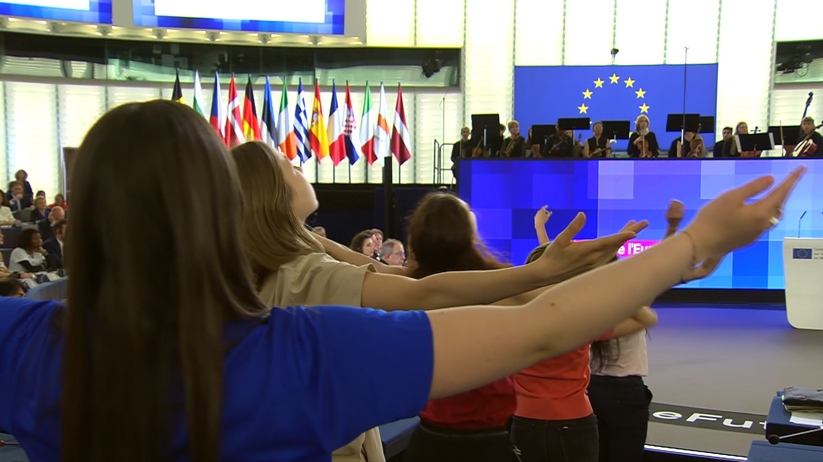 De pauvres jeunes se ridiculisant dans le Parlement européen