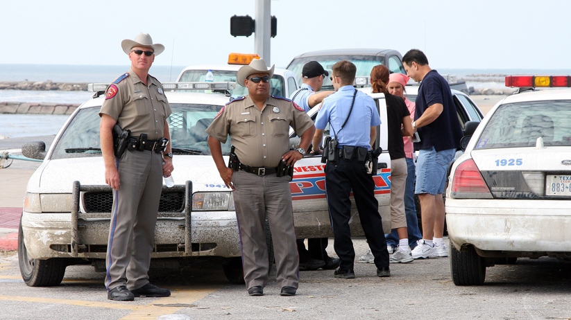 Des policiers tenant à distance des résidents à Galveston au Texas