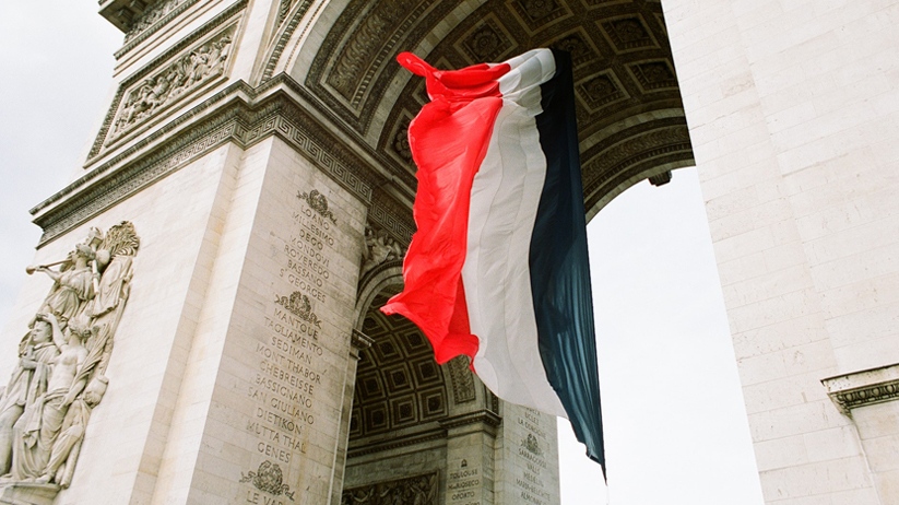 Drapeau français sous l'Arc de Triomphe