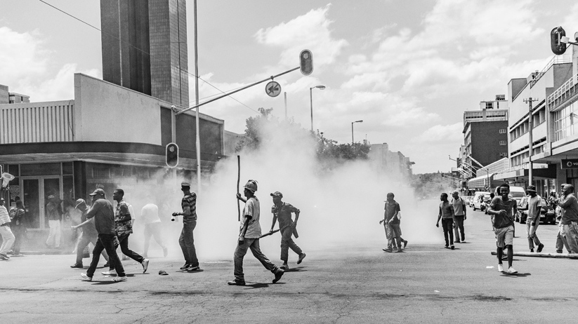 Plusieurs personnes manifestent dans une rue