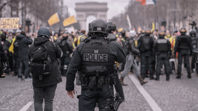 Policier en face des manifestants place Charles-de-Gaulle