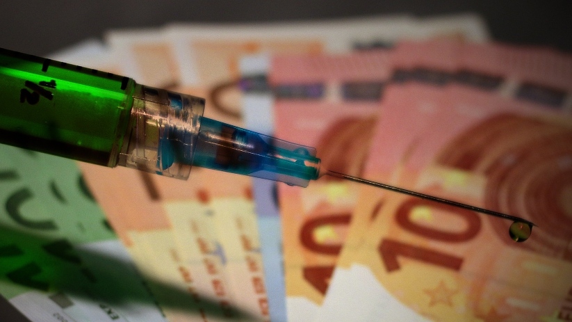 Seringue et billets d'euros