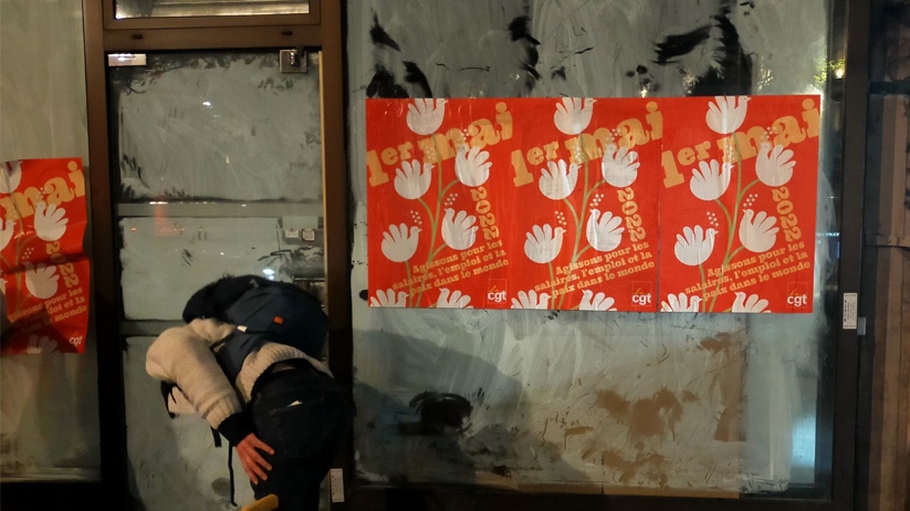 Une opération de collage d'affiches de la CGT à Paris le 28 avril 2022