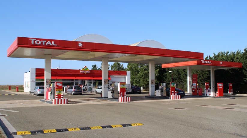 Une station essence Total sur la route nationale 10 à Prunay-en-Yvelines