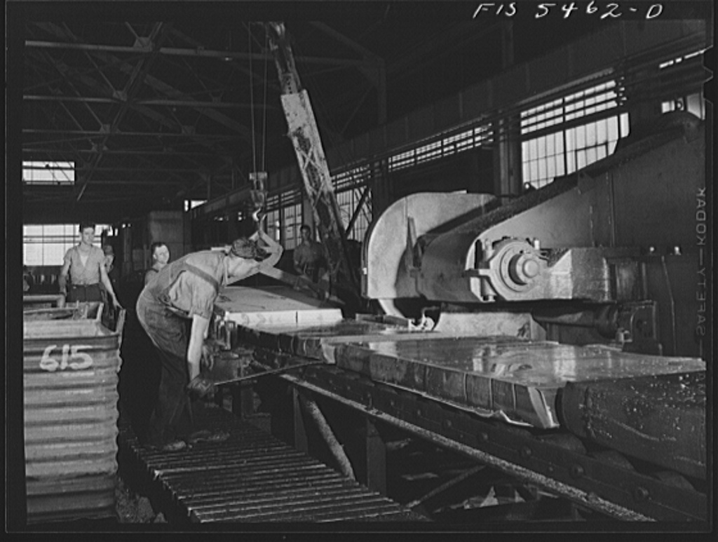 Scie circulaire pour aluminium dans l'usine Reynolds Alloys Company à Sheffield Alabama